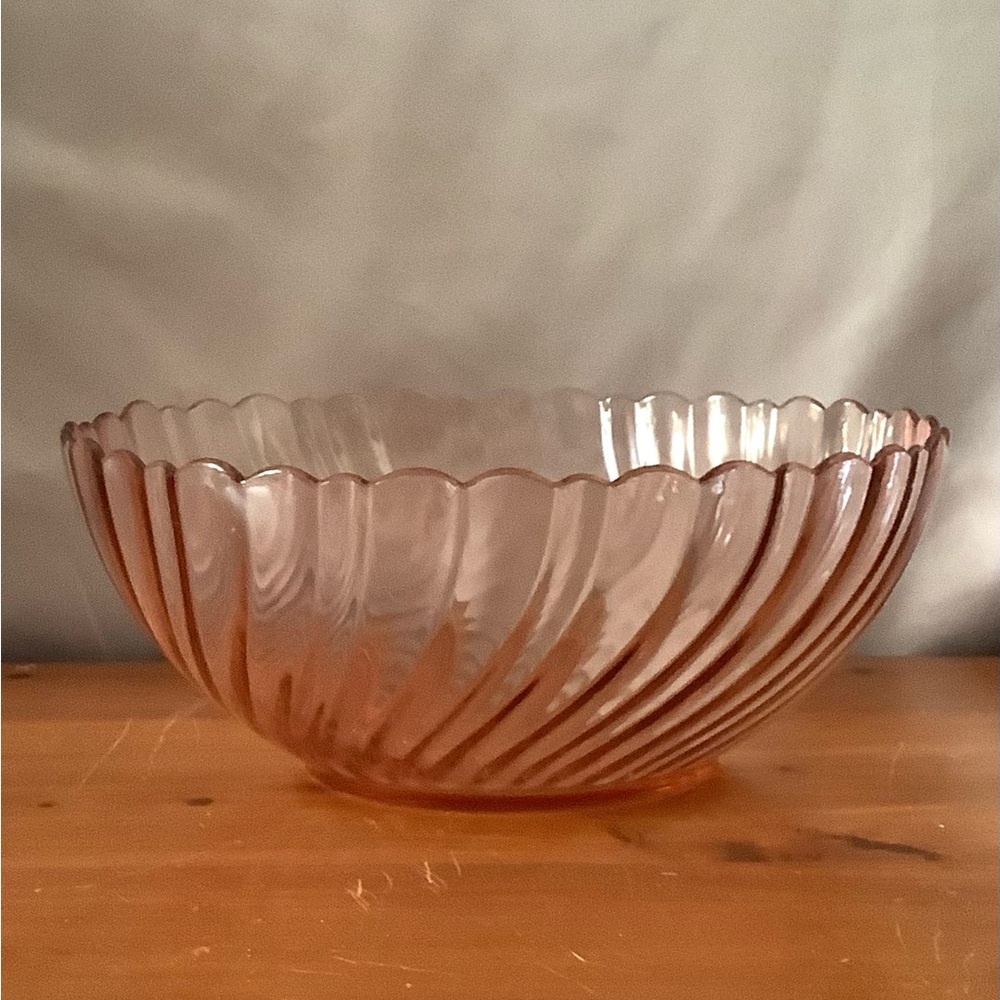 Beautiful Rosaline Pink Arcoroc France Large Swirl Serving Bowl